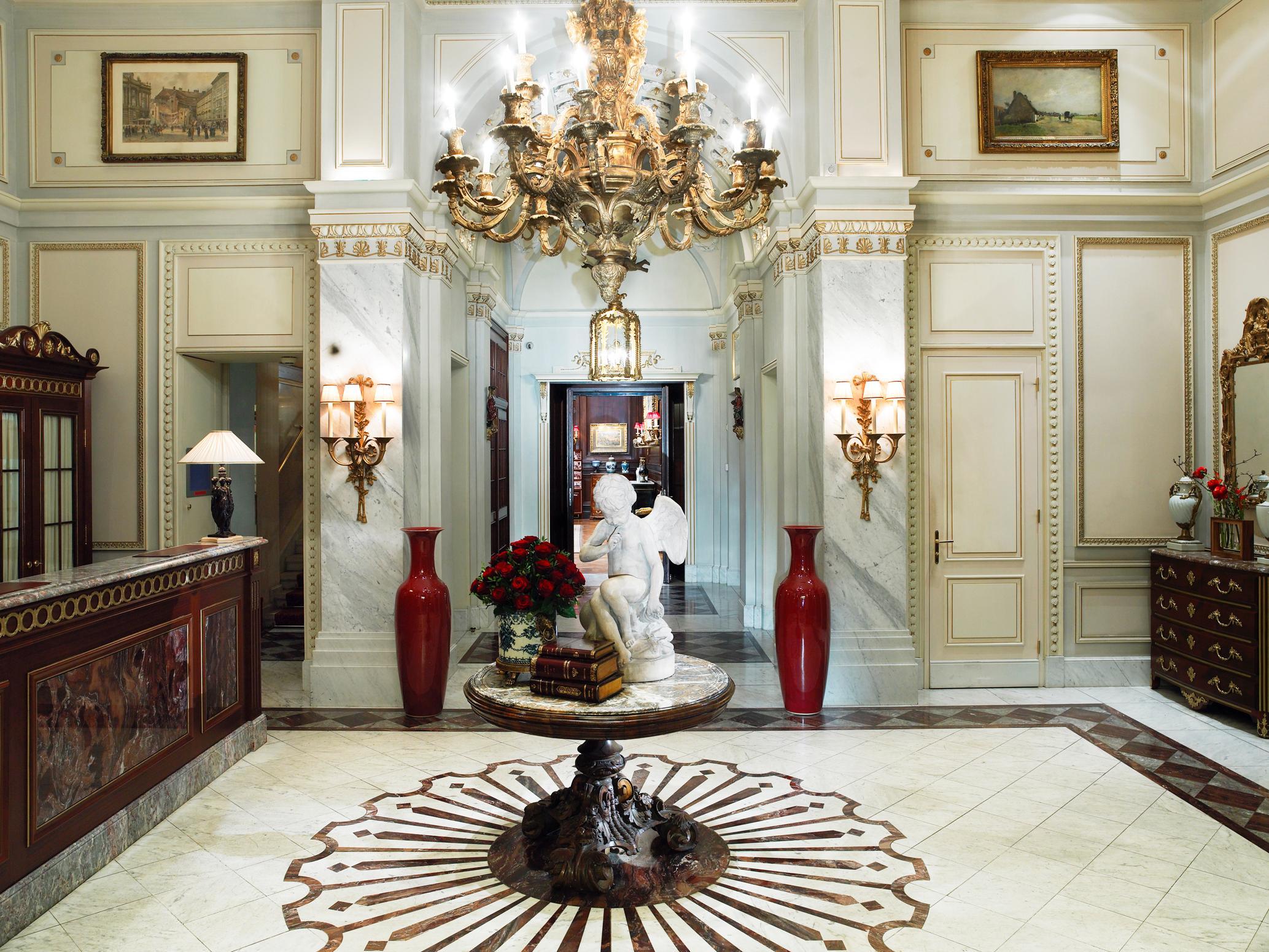 Hotel Sacher Wien Interieur foto The lobby of the Four Seasons Hotel