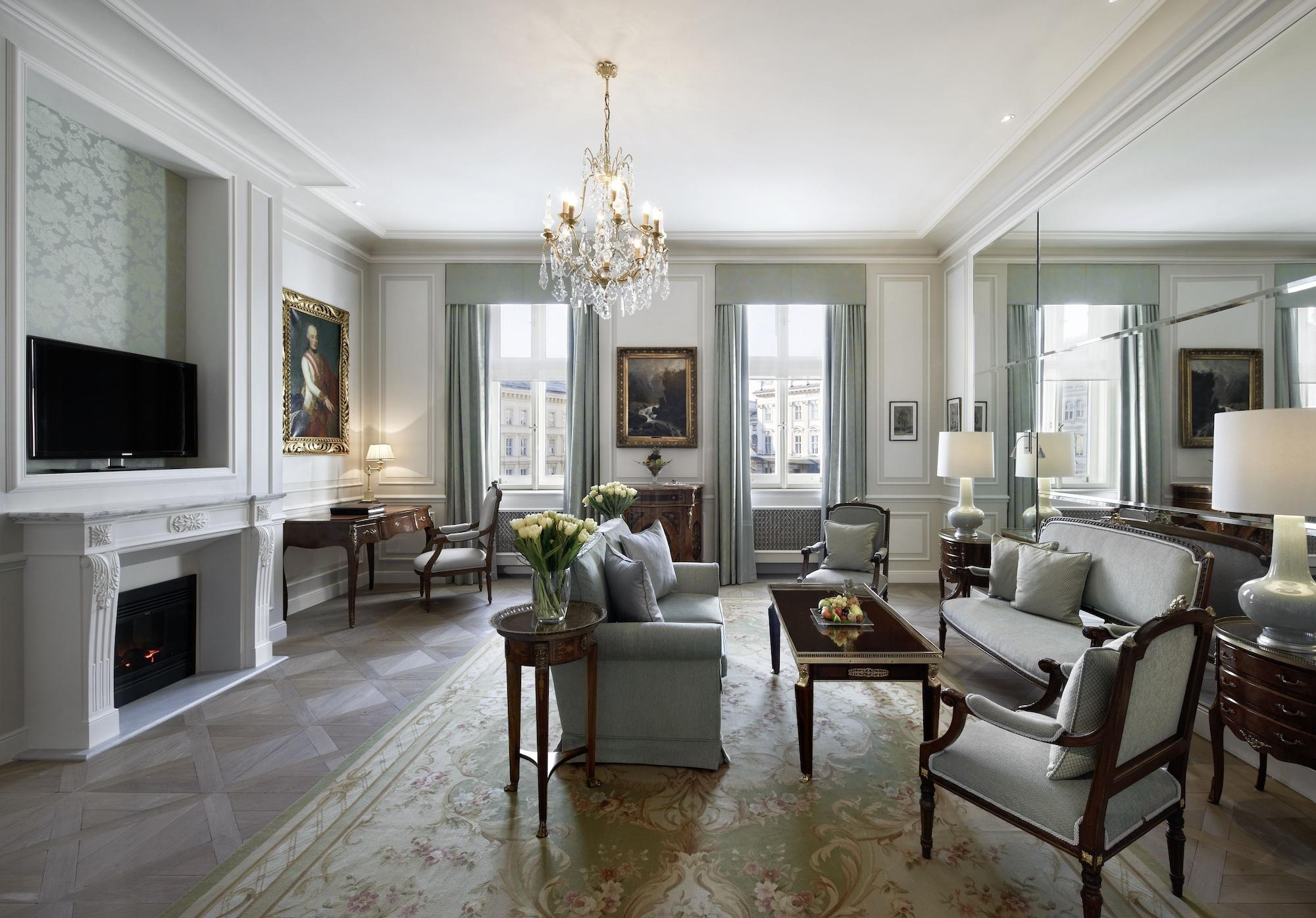 Hotel Sacher Wien Kamer foto The living room of a suite at the hotel