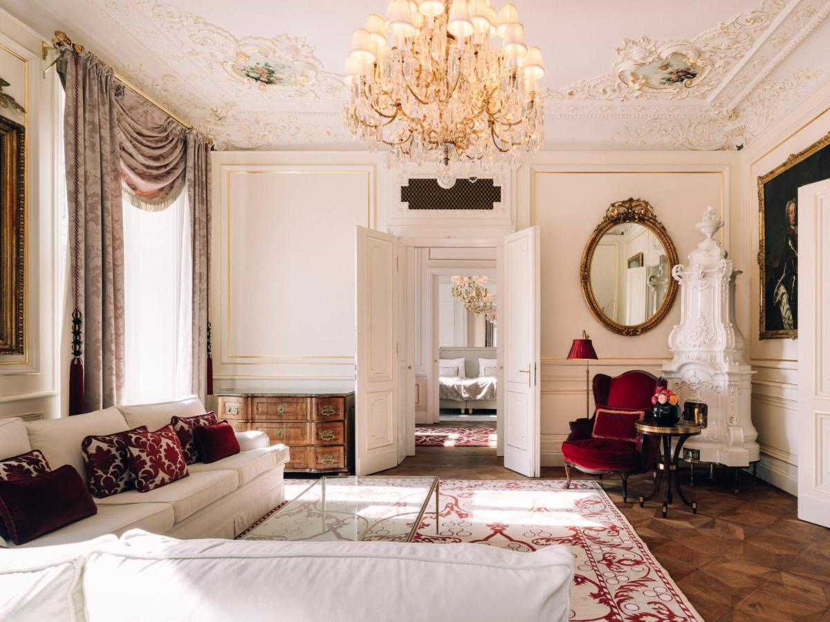 Hotel Sacher Wien Buitenkant foto A suite at the Hotel de Crillon