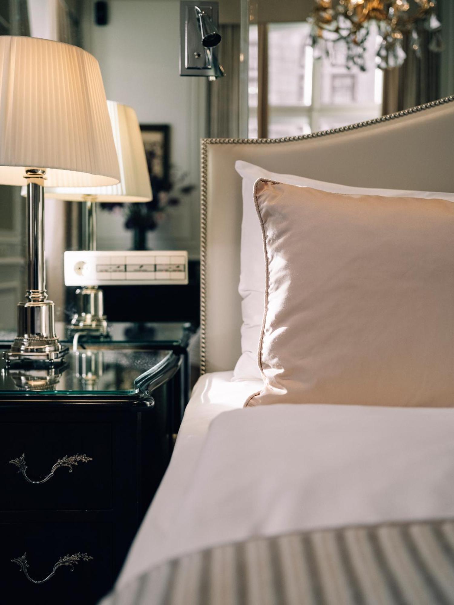 Hotel Sacher Wien Buitenkant foto A pillow