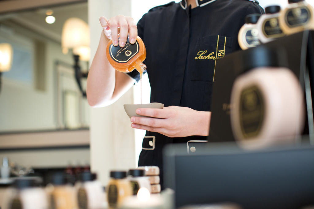 Hotel Sacher Wien Buitenkant foto A barista at work