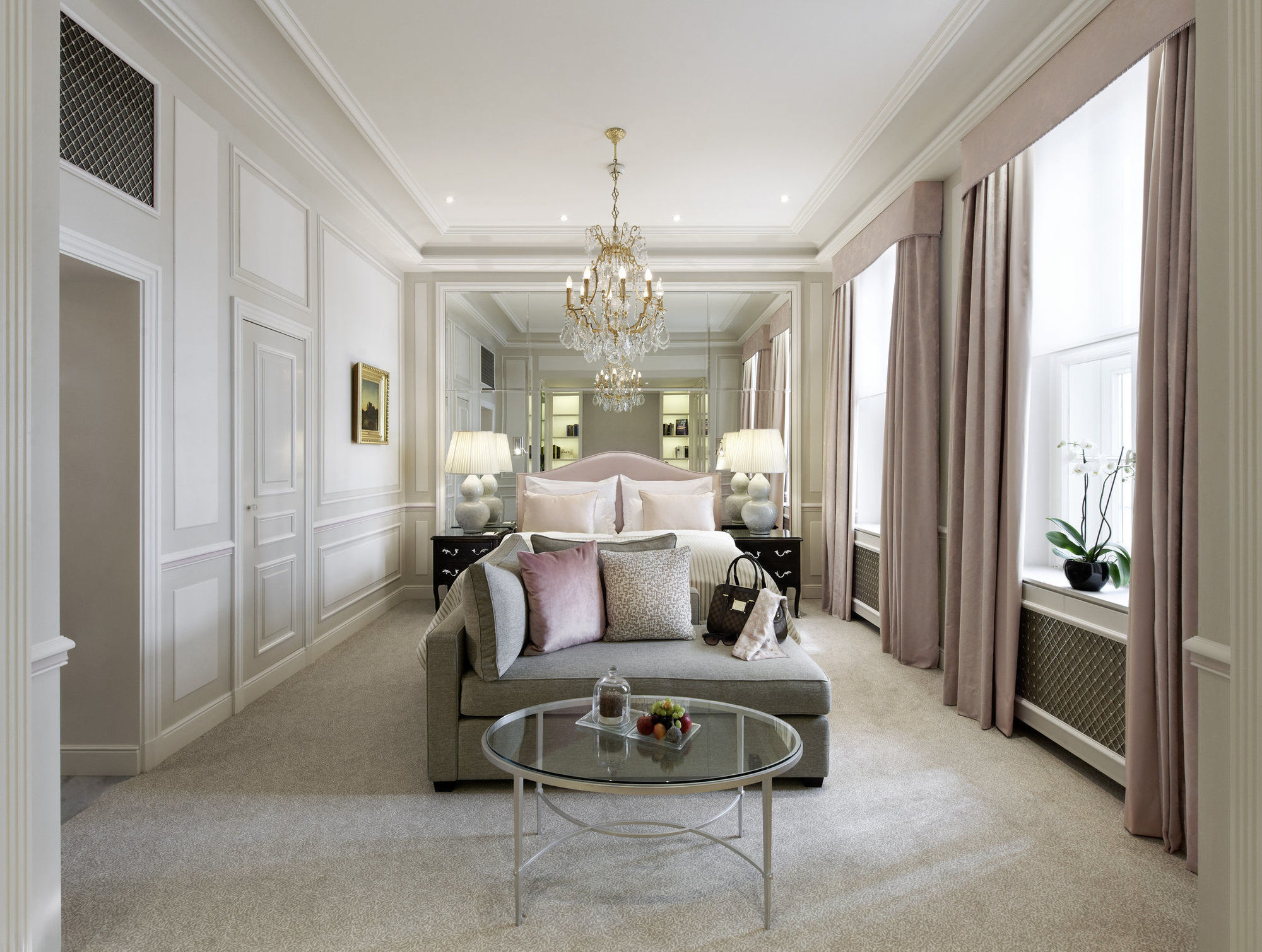 Hotel Sacher Wien Kamer foto The bedroom of the suite