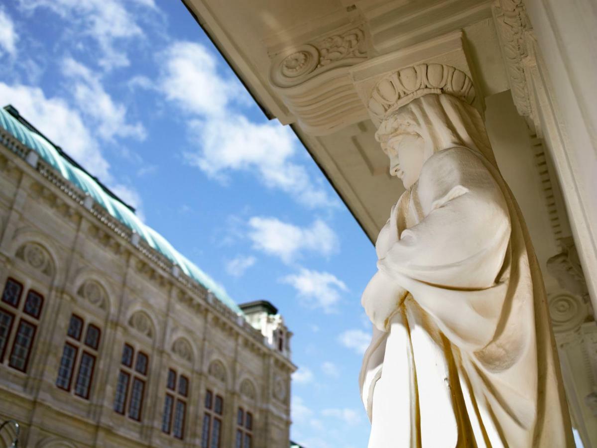 Hotel Sacher Wien Buitenkant foto Statue of Queen Mary at the University of Cambridge
